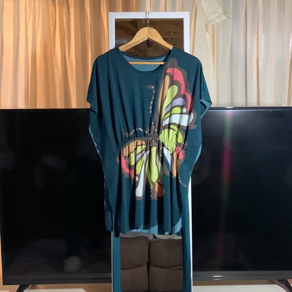 Lightly worn top with beautiful butterfly, fancy open butterfly style sleeve. - Picture 3 of 4